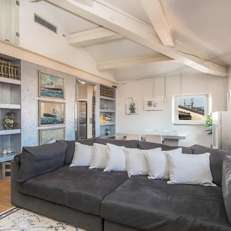 Apartment Stunning Floor Flat In The Heart Of