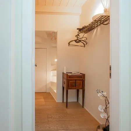 Stunning Floor Flat In The Heart Of Apartment *