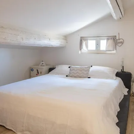 Stunning Floor Flat In The Heart Of *