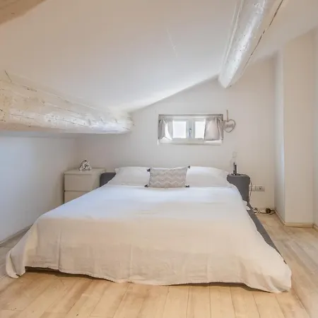 Stunning Floor Flat In The Heart Of